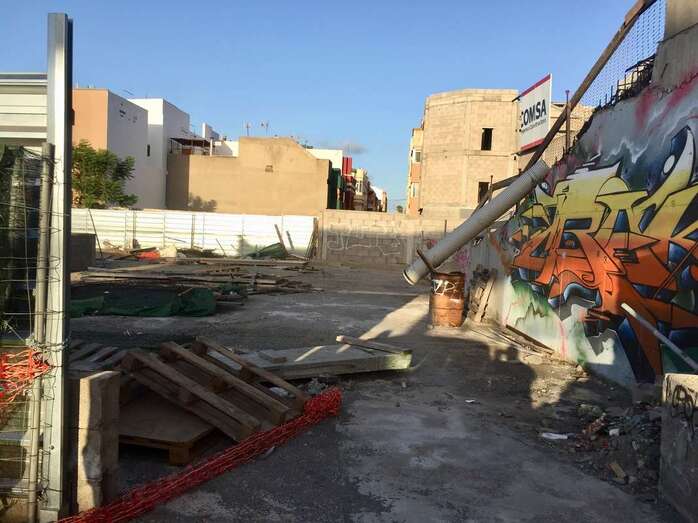Sector donde la valla fue derribada por los okupas para entrar en el Palacio de la Cultura (Foto TA)