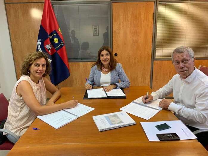 Imagen de la firma de los contratos de las obras (Foto TA)