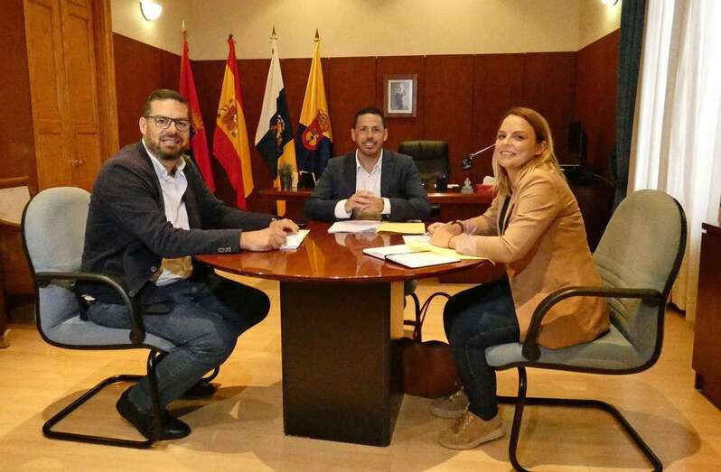 Diego Ojeda, Héctor Suárez y Noemí Santana, durante el encuentro de este lunes en Telde (Foto TA)