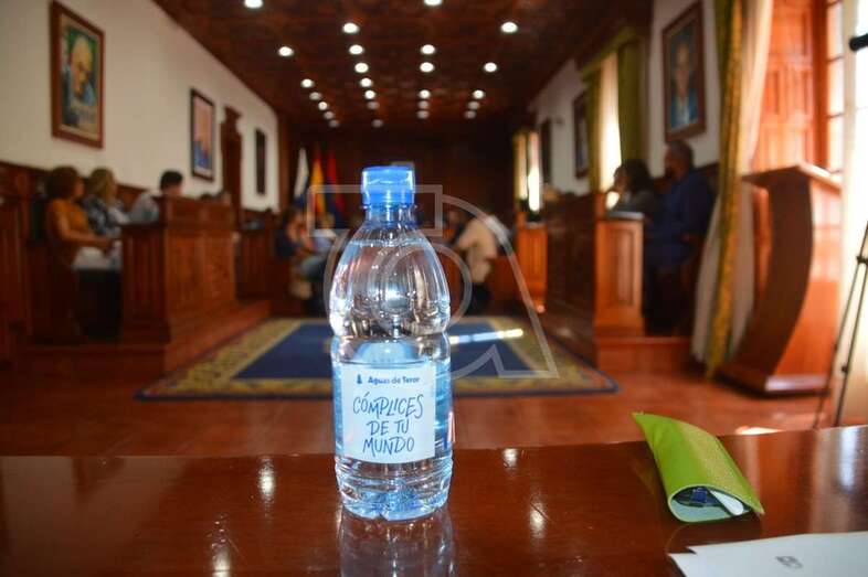 Botella de plástico en la mesa reservada a la prensa en el salón del Plenos de las Casas Consistoriales de San Juan (Foto TA)