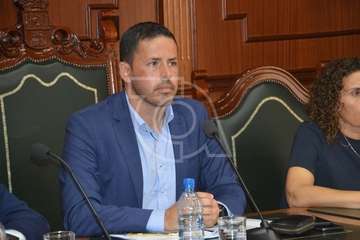 Telde desterra el plástico del salón de Plenos (Foto TA)