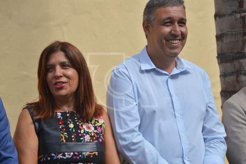 Servando González, junto a la vicealcaldesa Carmen Hernández, asume la Concejalía de Mercado (Foto TA)