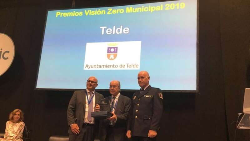 Agustín Arencibia (i) y Félix Ramos (d), recogiendo el galardón (Foto TA)