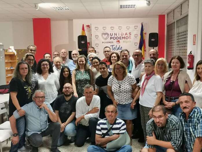 Militantes de Podemos con las candidatas al Congreso por Las Palmas (Foto TA)