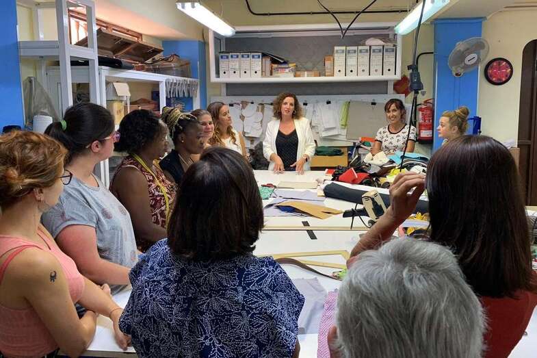 La consejera de Podemos durante la visita a un taller de Adsis en Las Remudas (Foto TA)