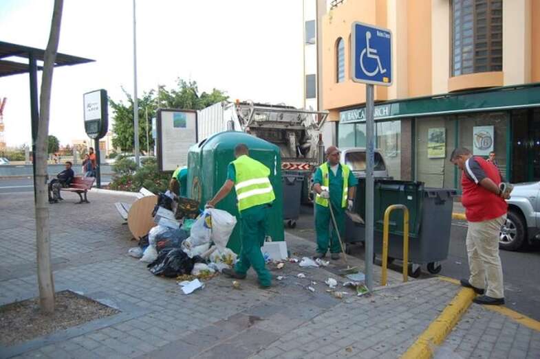 Operario del servicio de recogida de la basura (Foto TA)
