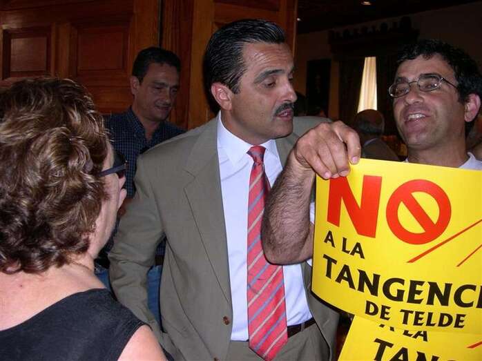 Protesta contra la tangencial en el Ayuntamiento de Telde, en 2004, siendo alcalde Francisco Valido  (Foto TA)