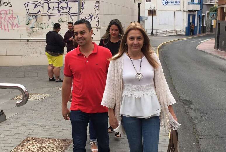 Soledad Hernández, portavoz del PSOE, junto al también concejal Agustín Déniz