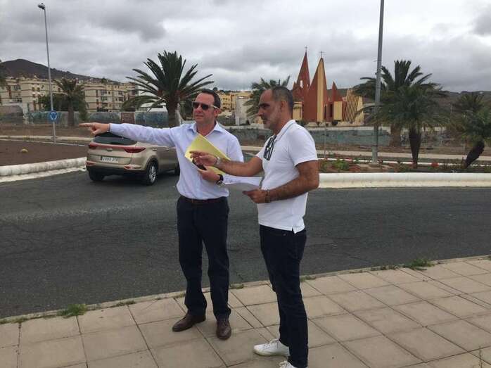 El concejal Eloy Santana, con un técnico municipal (Foto TA)