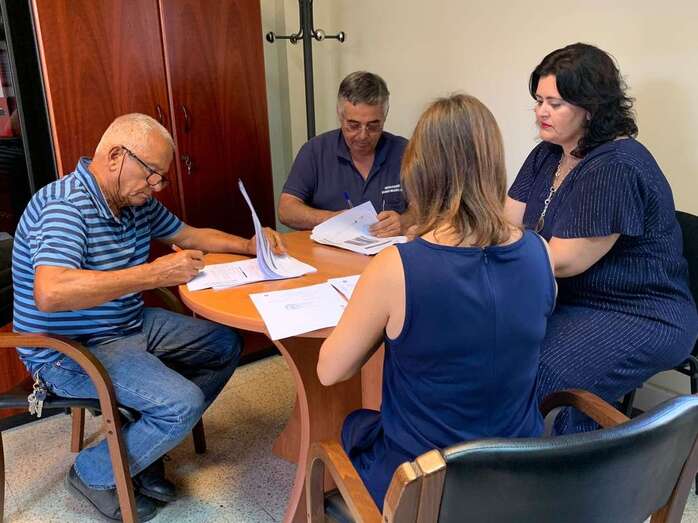 Imagen de la firma del contrato (Foto TA)