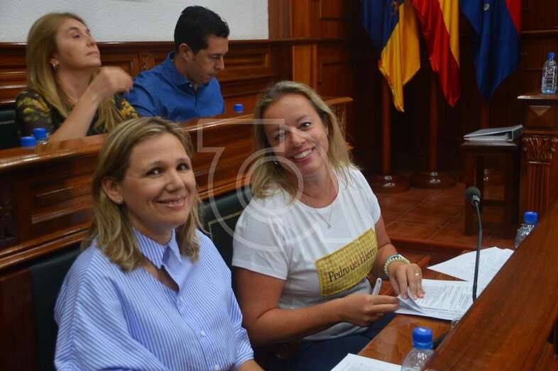 Sonsoles Martín y María Eugenia Melián, concejales del PP, en el Pleno de septiembre último (Foto TA)