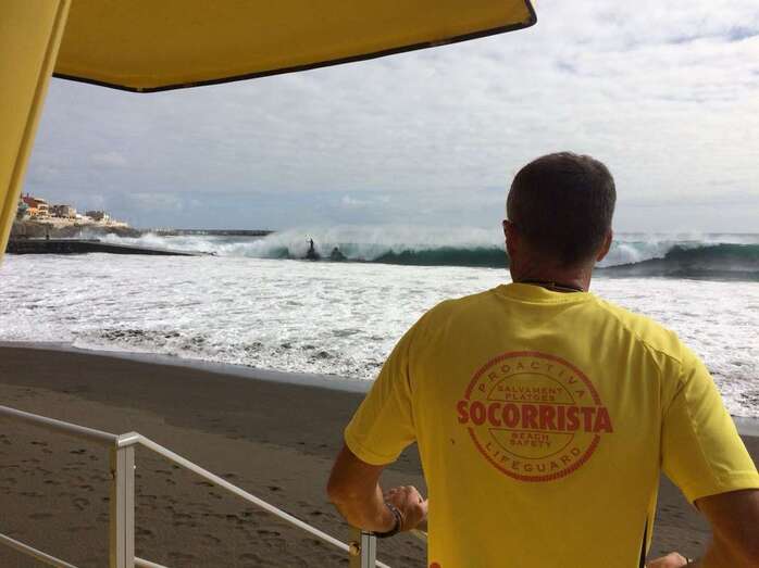 Imagen de archivo de un socorrista de Pro-activa en la playa de Melenara (Foto TA)