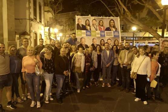 Tradicional pegada de carteles de NC-CC en la plaza de Los Llanos (Foto TA)