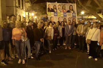 Tradicional pegada de carteles de NC-CC en la plaza de Los Llanos (Foto TA)