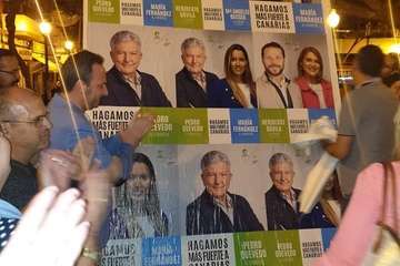 Tradicional pegada de carteles de NC-CC en la plaza de Los Llanos (Foto TA)