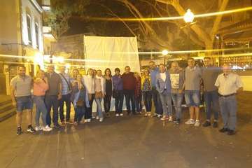 Tradicional pegada de carteles de NC-CC en la plaza de Los Llanos (Foto TA)