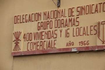 Podemos pide la retirada de la simbología franquista de las viviendasde Las Longueras (Foto TA)