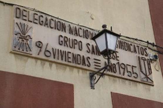 Podemos pide la retirada de la simbología franquista de las viviendasde Las Longueras (Foto TA)