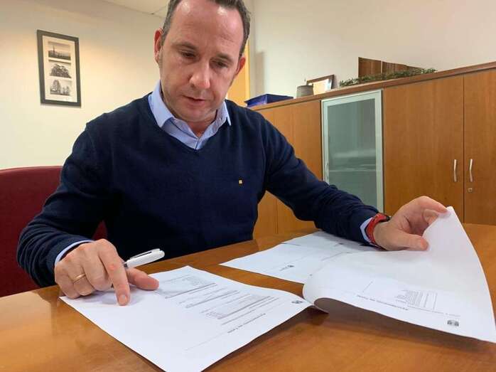 Eloy Santana supervisa los datos de proyecto de reasfaltado de calles de Hoya Pozuelo y Lomo Cementerio (Foto TA)