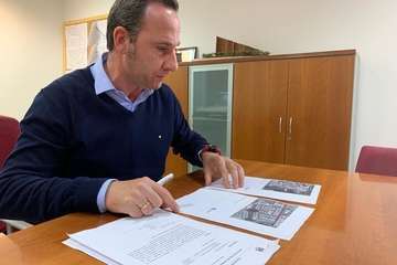 El concejal nacionalista Eloy Santana, titular de Vías y Obras, consulta los datos del nuevo proyecto de asfaltado (Foto TA)