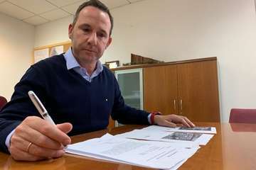 El concejal nacionalista Eloy Santana, titular de Vías y Obras, consulta los datos del nuevo proyecto de asfaltado (Foto TA)