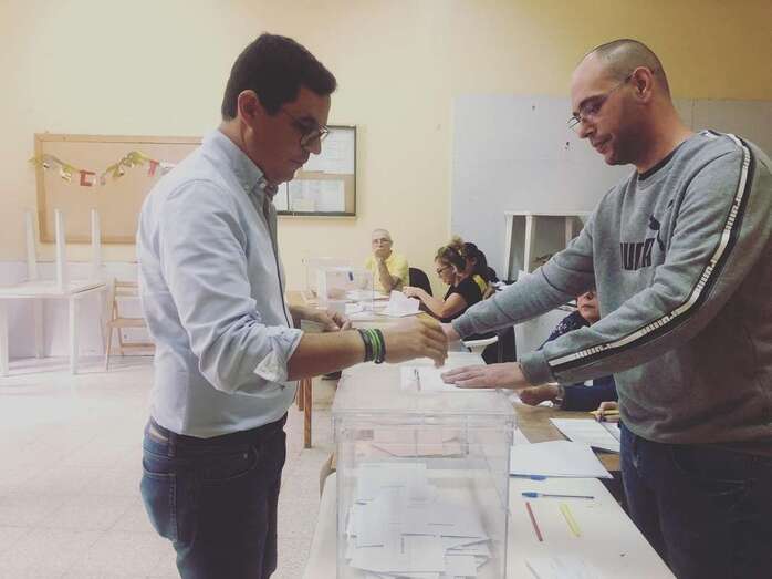 El diputado regional  de CC, el teldense Pablo Rodríguez, votando ayer en un colegio electoral de Telde (Foto TA)