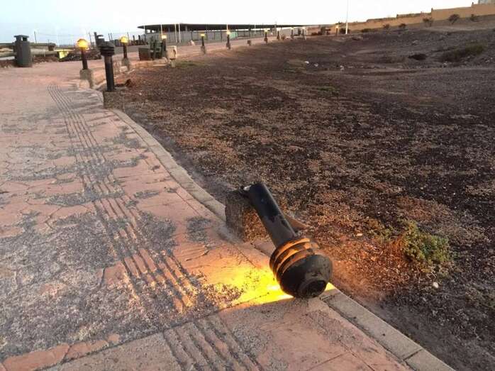 Deterioro del alumbrado actual del paseo marítimo (Foto TA)