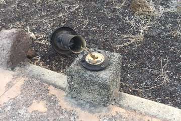 Estado de deterioro de las luminarias del paseo costero a la altura de Taliarte (Foto TA)