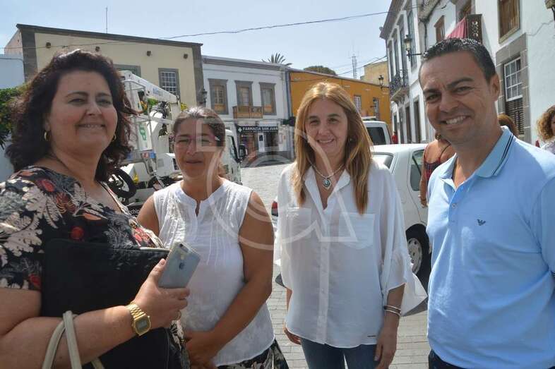 Ediles de la oposición socialista con la concejala de Gobierno, Celeste López (Foto TA)