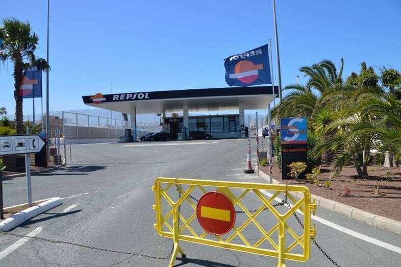 Imagen de la gasolinera de Repsol construida irregularmente a la entrada de Las Remudas, junto a la Avenida del Cabildo (Foto TA)