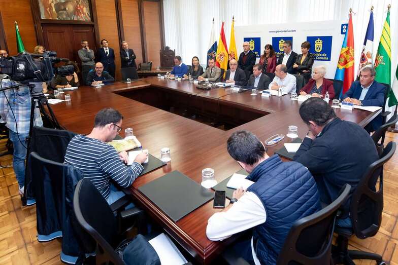 Rueda de prensa en la que anunció la firma de los convenios (Foto TA)