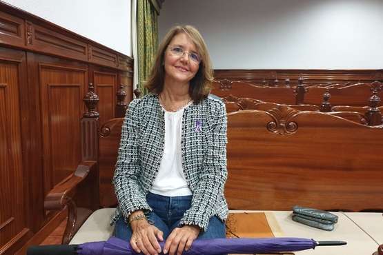  La profesora Celia Jiménez pone voz en el Pleno al manifiesto institucional contra la violencia machista (Foto TA)