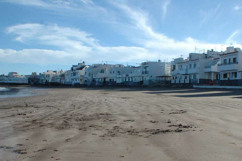 Playa de Ojos de Garza, con las polémicas viviendas en primera línea (Foto TA)