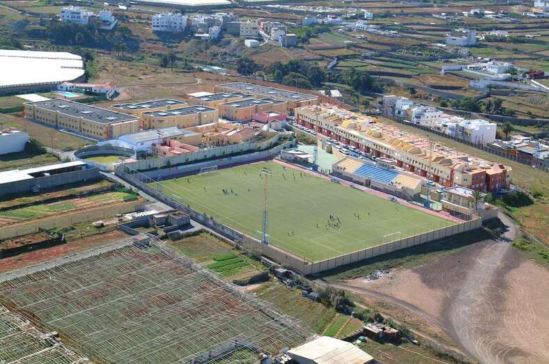 Vista aérea del campo de fútbol de El Calero (Foto TA)
