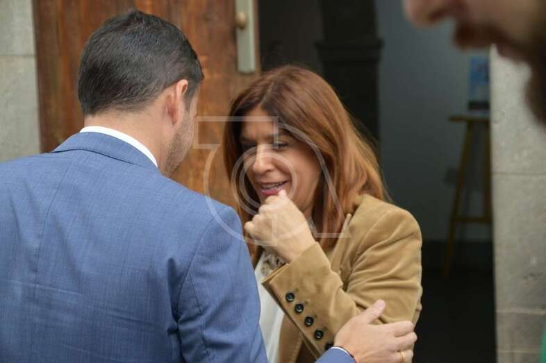 El alcalde y la vicealcadesa, momentos antes de la rueda de prensa, charlando en las Casas Consistoriales de San Juan (Foto TA)