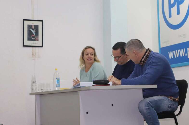 Momento de la reunión de anoche en la sede del PP de Telde (Fto TA)
