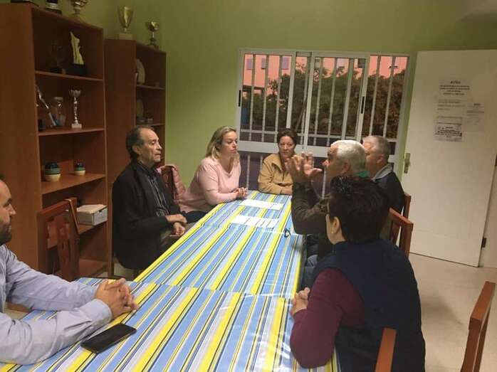 Miembros del PP en una reunión con vecinos de Las Huesas (Foto TA)