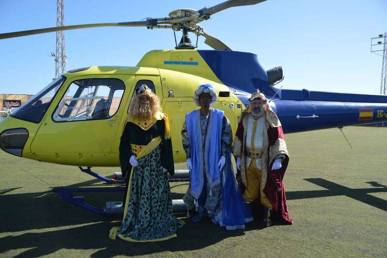 Los Reyes Magos, en El Hornillo, delante del helicóptero que les llevó hasta Jinámar en enero de 2015 (Foto Antonio Alí)