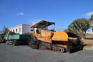 Maquinaria preparada para el inicio de los trabajos de reasfaltado de las calles de la zona industrial de Salinetas (Foto TA)
