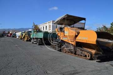 Maquinaria preparada para el inicio de los trabajos de reasfaltado de las calles de la zona industrial de Salinetas (Foto TA)