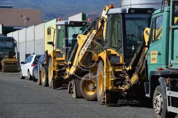 Maquinaria preparada para el inicio de los trabajos de reasfaltado de las calles de la zona industrial de Salinetas (Foto TA)