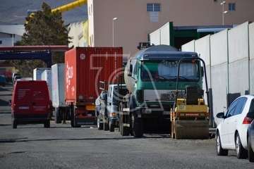 Maquinaria preparada para el inicio de los trabajos de reasfaltado de las calles de la zona industrial de Salinetas (Foto TA)