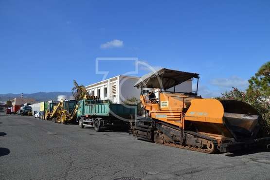 Maquinaria preparada para el inicio de los trabajos de reasfaltado de las calles de la zona industrial de Salinetas (Foto TA)