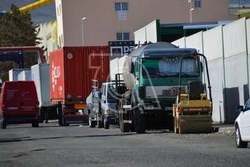Maquinaria preparada para el inicio de los trabajos de reasfaltado de las calles de la zona industrial de Salinetas (Foto TA)