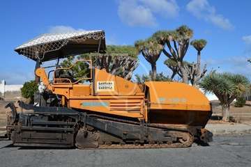 Maquinaria preparada para el inicio de los trabajos de reasfaltado de las calles de la zona industrial de Salinetas (Foto TA)
