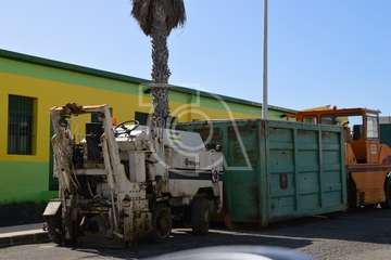 Maquinaria preparada para el inicio de los trabajos de reasfaltado de las calles de la zona industrial de Salinetas (Foto TA)