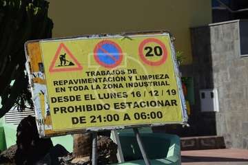 Maquinaria preparada para el inicio de los trabajos de reasfaltado de las calles de la zona industrial de Salinetas (Foto TA)