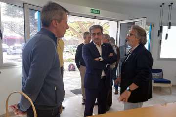 Román Rodríguez, vicepresidente del Gobierno de Canarias, durante la visita las instalaciones de Yrichen en Telde (Foto TA y Acfi Press)