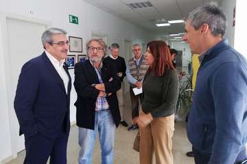 Román Rodríguez, vicepresidente del Gobierno de Canarias, durante la visita las instalaciones de Yrichen en Telde (Foto TA y Acfi Press)
