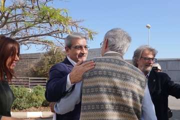 Román Rodríguez, vicepresidente del Gobierno de Canarias, durante la visita las instalaciones de Yrichen en Telde (Foto TA y Acfi Press)